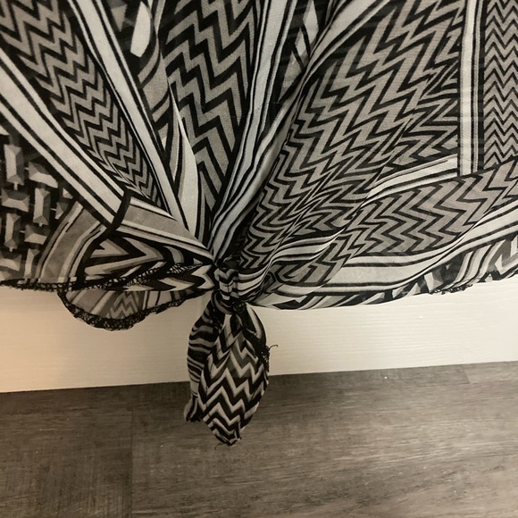 Abstract blouse with bottom tie - Picture 2 of 3